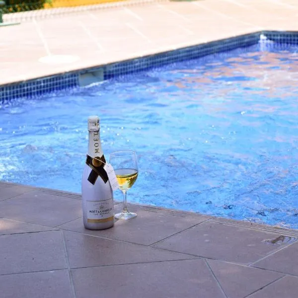 CASA CAPELLANIA-chalet con piscina junto a Madrid, Hotel in Méntrida