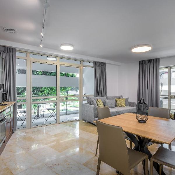 DIZENGOFF SQUARE superb 1 bedroom with balcony
