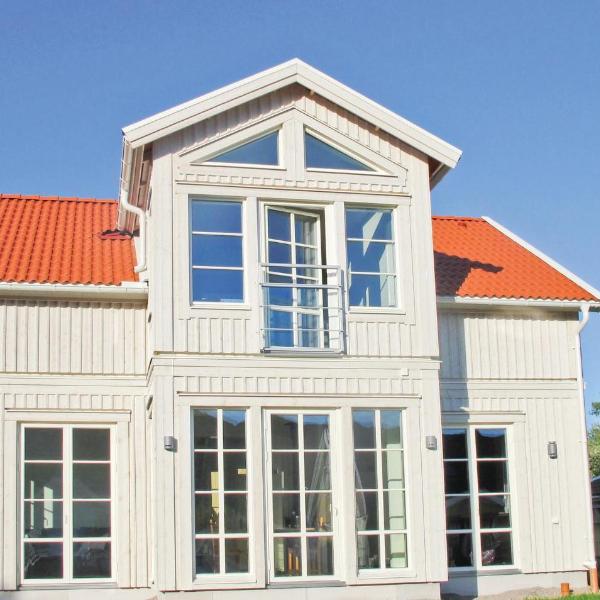 Stunning Home In Hamburgsund With 3 Bedrooms And Wifi