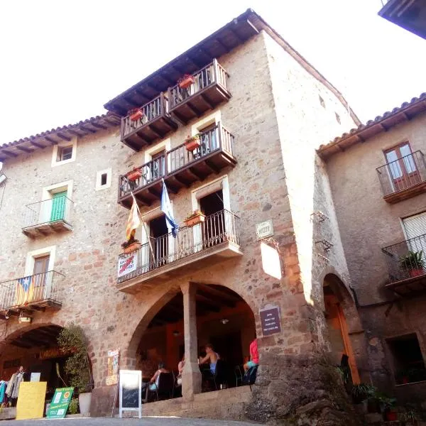 CAN MENCIÓ - Plaça Major, hotel v destinaci Santa Pau