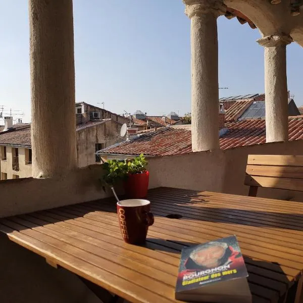 Toits Vieil Aix - Appartement de charme avec terrasse d'exception centre ville historique proche Cardeurs Et Mairie, hotel in Aix-en-Provence