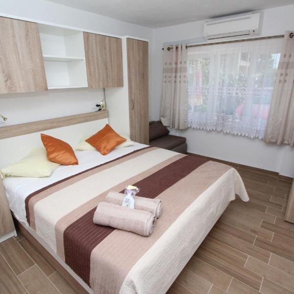 Rooms And Apartment Pina