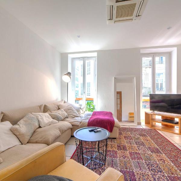 Lovely large familial apartment in central Nice, ten minutes walk to the beach!