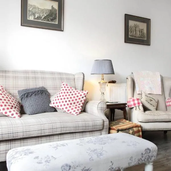 5 star beautiful & vintage, spacious apt in chic location!, hotel in Edinburgh