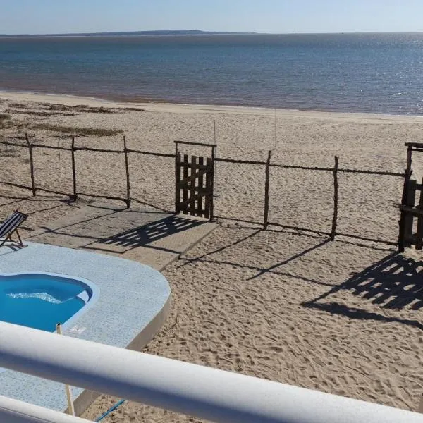 villa sur la plage et piscine, hotel a Mahajanga