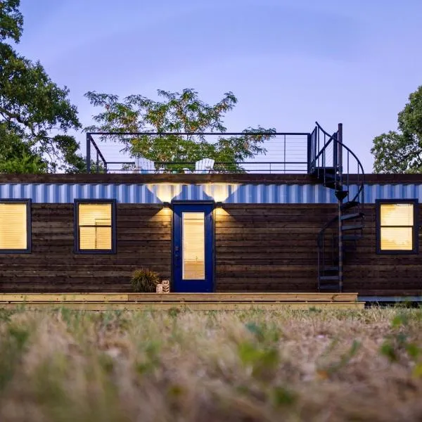 The Shoreline Container Home 12 min to Magnolia Silos and Baylor, hôtel à Waco