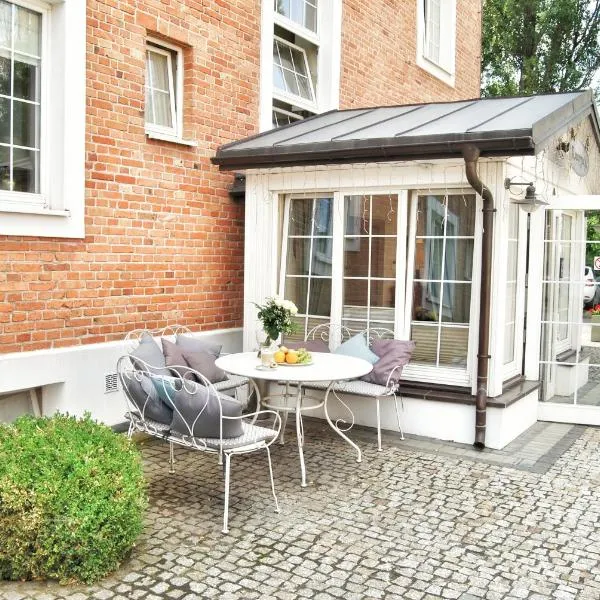 American House Hennela, hotel in Warsaw
