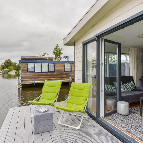 Bright and Comfortable Houseboat