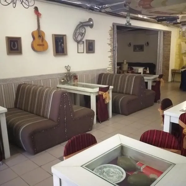 嘉年华酒店，位于比尔戈罗德-德尼斯特罗夫西基的酒店