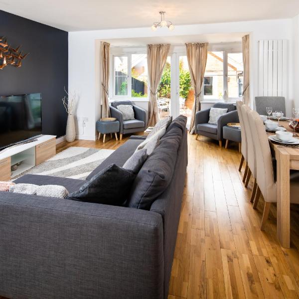 Brightleap Apartments - Modern and Spacious Home From Home 1 mile from M1 - Netflix, Prime Video, PS5 - Sleeps 11