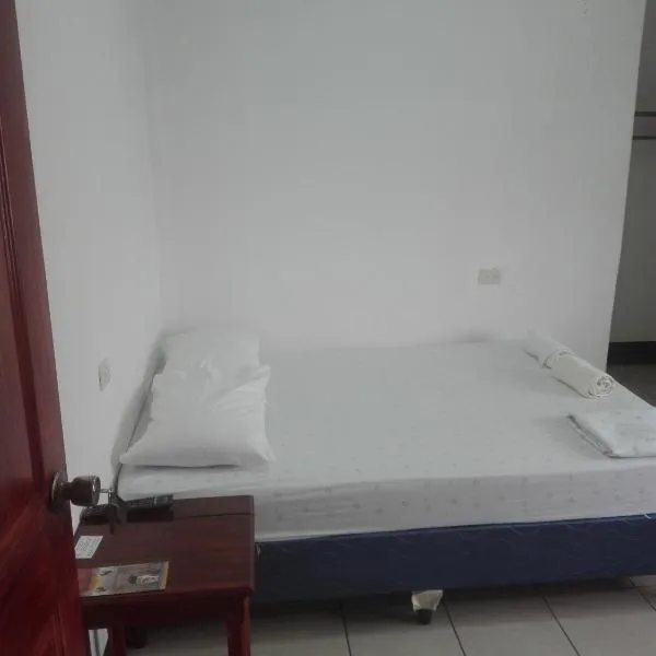 Hostal Don Frank, hotel v destinaci San Carlos