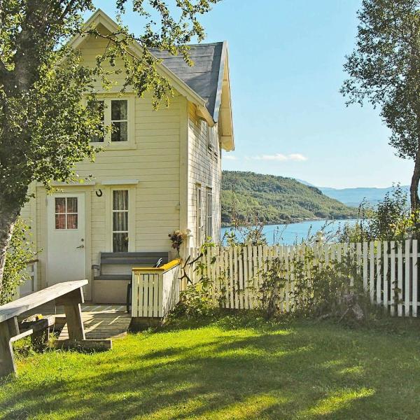 Three-Bedroom Holiday home in Skatvik