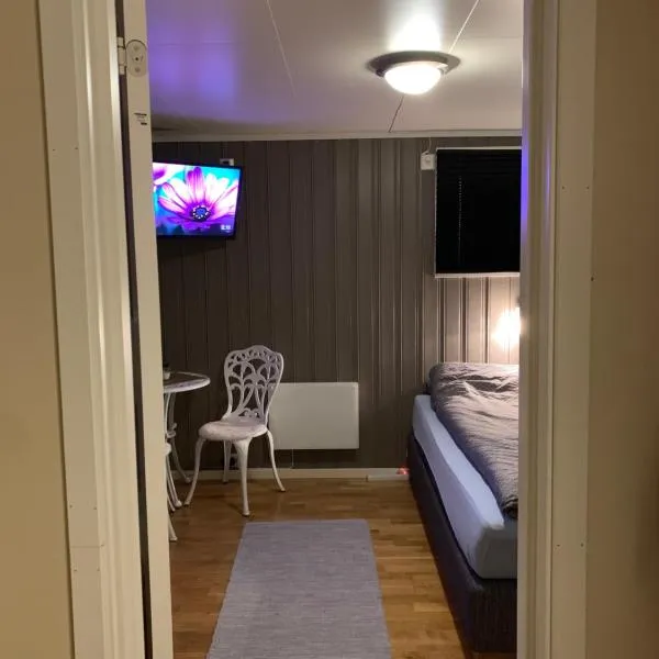Cozy & private room in the middle of Lofoten, hotel v destinaci Leknes