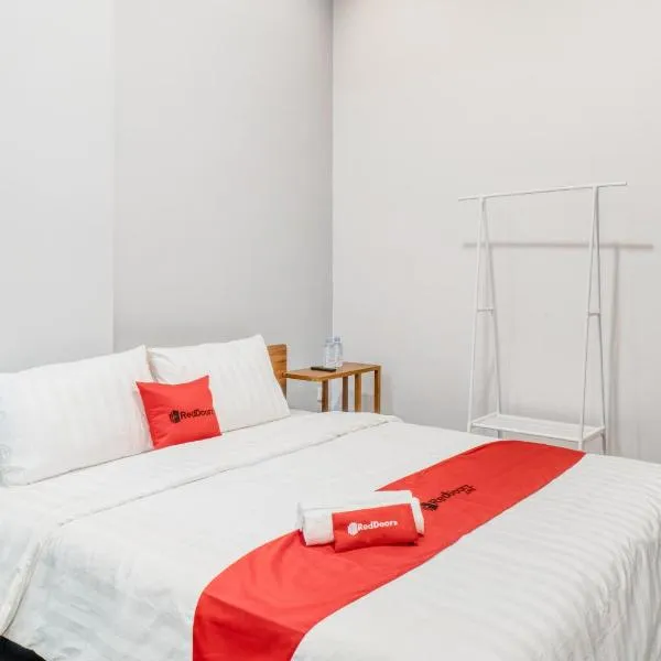 RedDoorz Plus near Taman Ismail Marzuki，位于雅加达的酒店