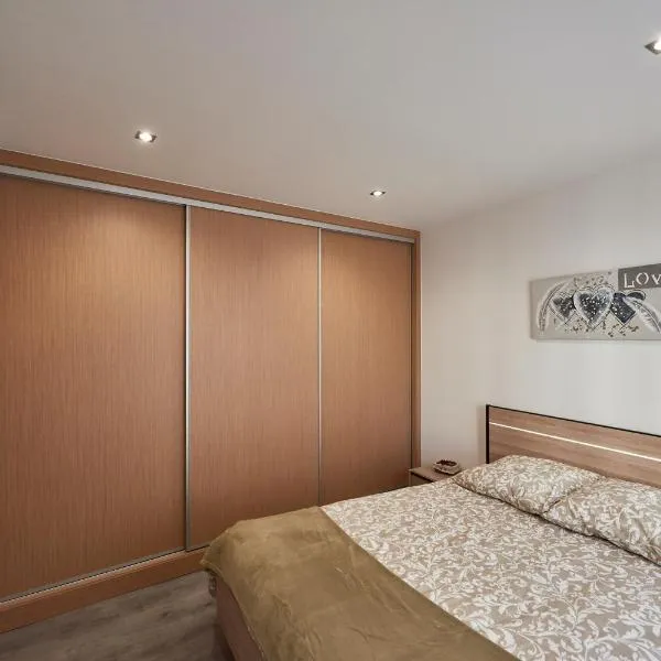 A L'Ombre du Pin "6" - Bright T2 near Disneyland and Paris, 1-4 Guests、Le Pinのホテル