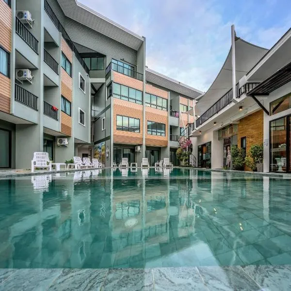 Phuket Airport Place, hotel in Nai Yang Beach