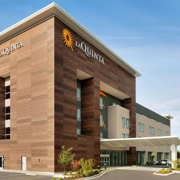 La Quinta Inn & Suites by Wyndham Burlington, khách sạn ở Burlington