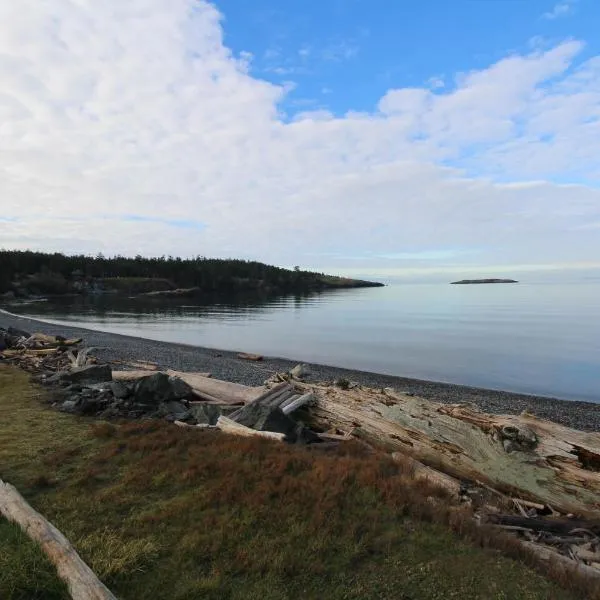 Lopez Island Agate Beach Waterfront Home, hotel v destinaci Islandale