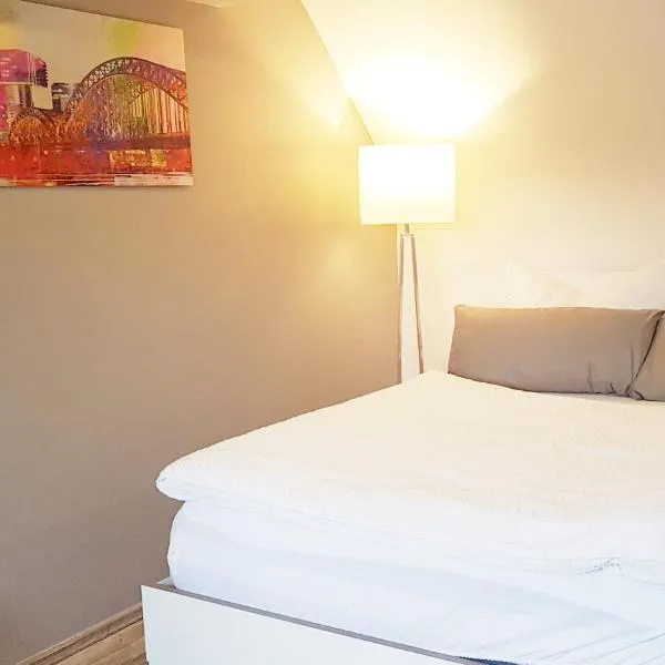 Zwei schicke Apartments mit Parkplatz, Hotel in Köln