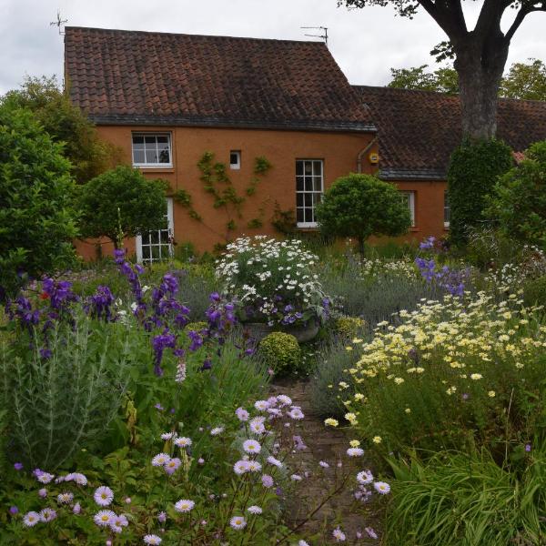 Unique cosy cottage with stunning gardens