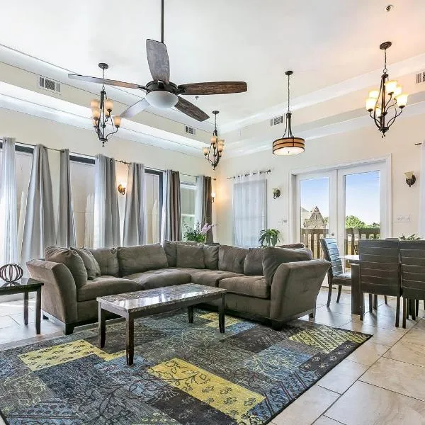 Spacious 4BR Condo on Carondelet Near All Hot Spo, hotel in New Orleans