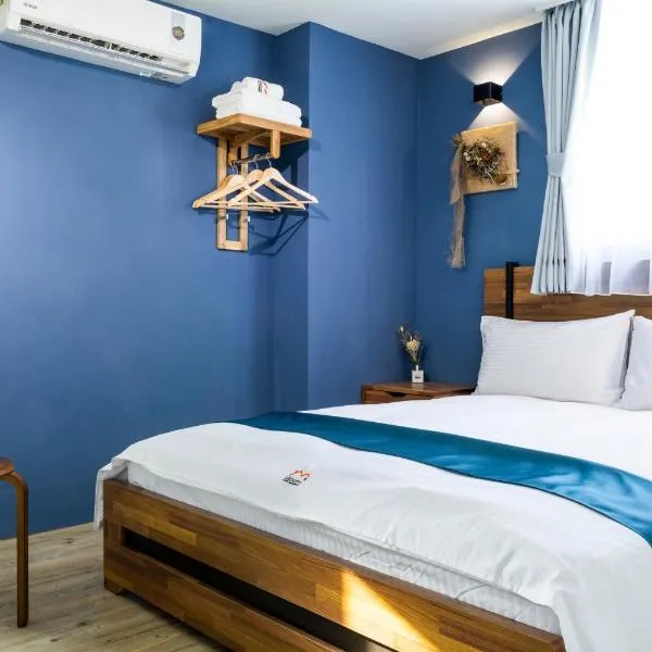 沐藍輕旅 Mulan Light Inn I 海安路住宿, hotel in Tainan