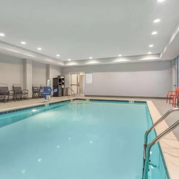 La Quinta Inn and Suites by Wyndham Bloomington, hôtel à Bloomington