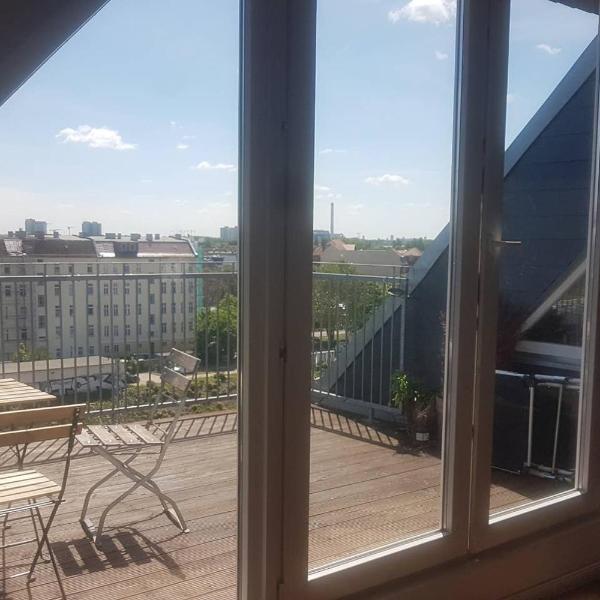 Helle Dachgeschosswohnung für 8 Personen in zentraler Lage, Berlin