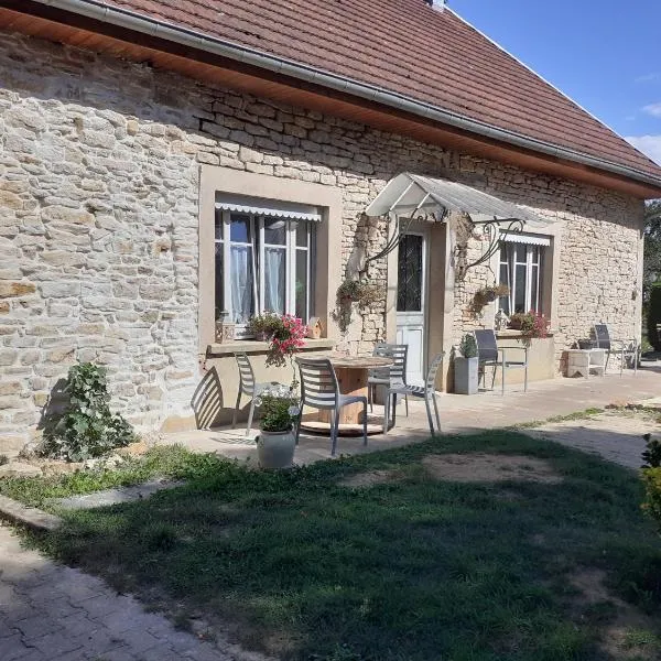 LES TROIS CHARMES, hotel in Chaucenne