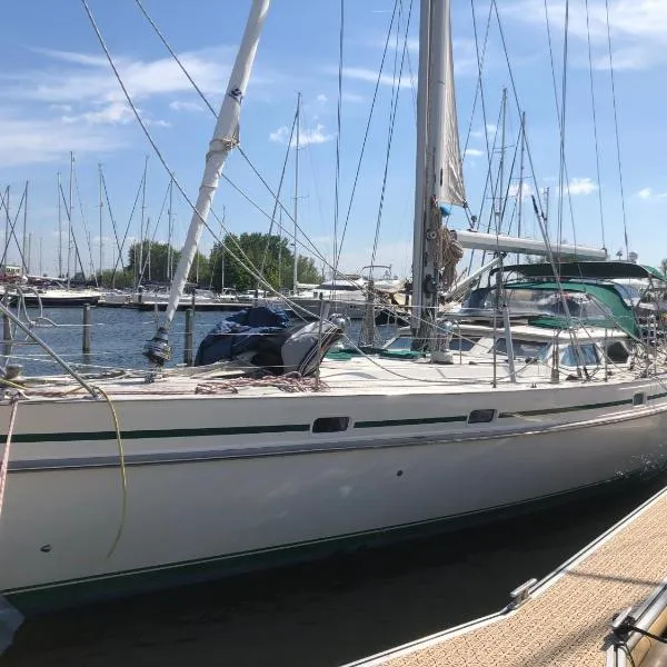 Winter Sailing with your friends or stay only in cosy oceangoing yacht From Mai 2026 Lyra is on the go to Suriname, hotel v destinaci Medemblik