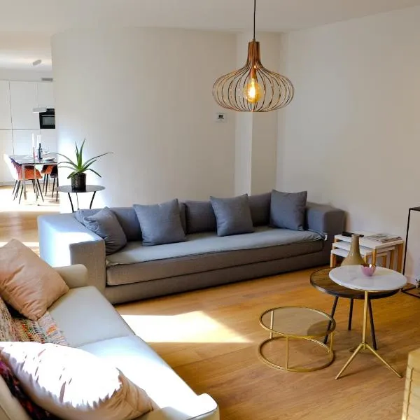 Modern Appartment in the Heart of Ghent, hotel em Gante