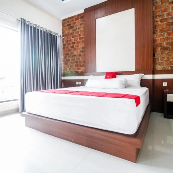 RedDoorz Plus near Kualanamu Airport Medan, hotel u gradu 'Medan'