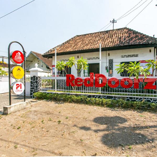 RedDoorz Plus near Taman Sari 2