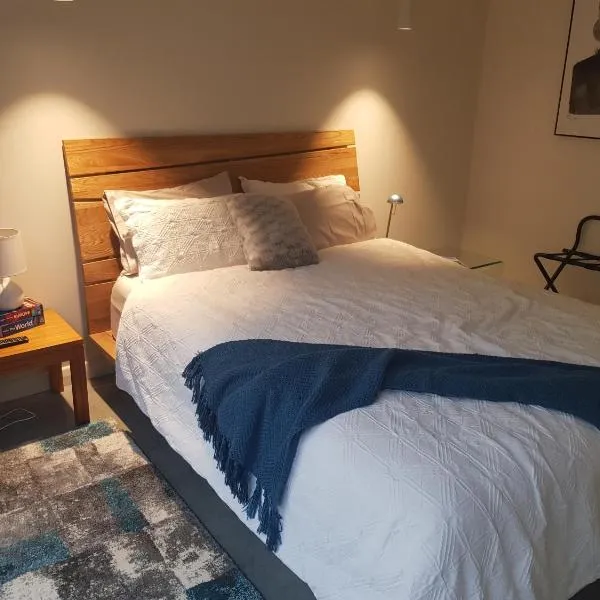 Modern, private and close to town., hotel di Albury