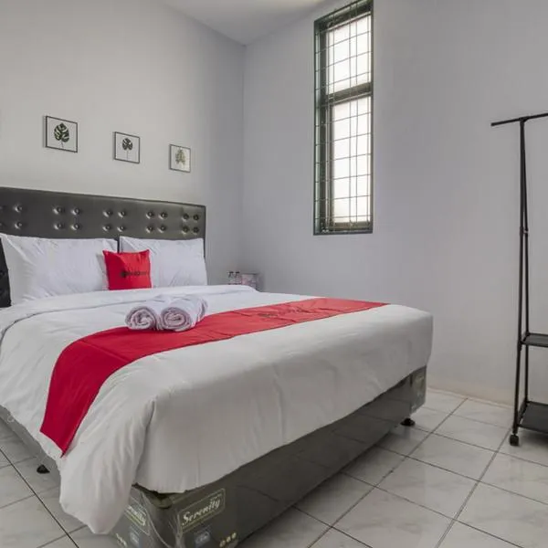 RedDoorz Plus near Jakarta Kota Station, hotel in Jakarta