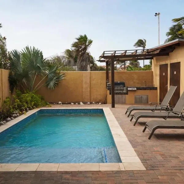 NICE HOUSE WITH PRIVATE POOL IN GOLD COAST, hotel en Palm-Eagle Beach