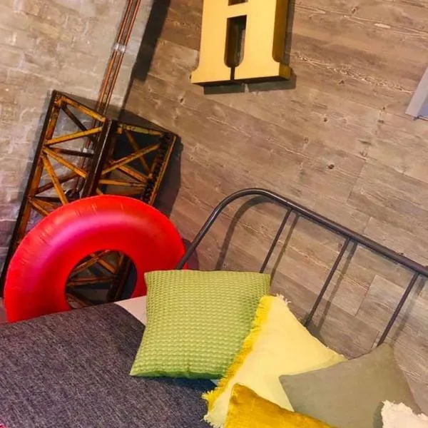 Les chambres atypiques de Nico Bush - Parking sécurisé vélos, ξενοδοχείο σε Tournai