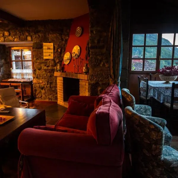 Núcleo de turismo Rural La Corte, hotel in Villar de Vildas