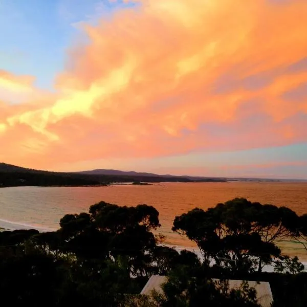 DOLPHIN LOOKOUT COTTAGE - amazing views of the Bay of Fires, khách sạn ở Binalong Bay