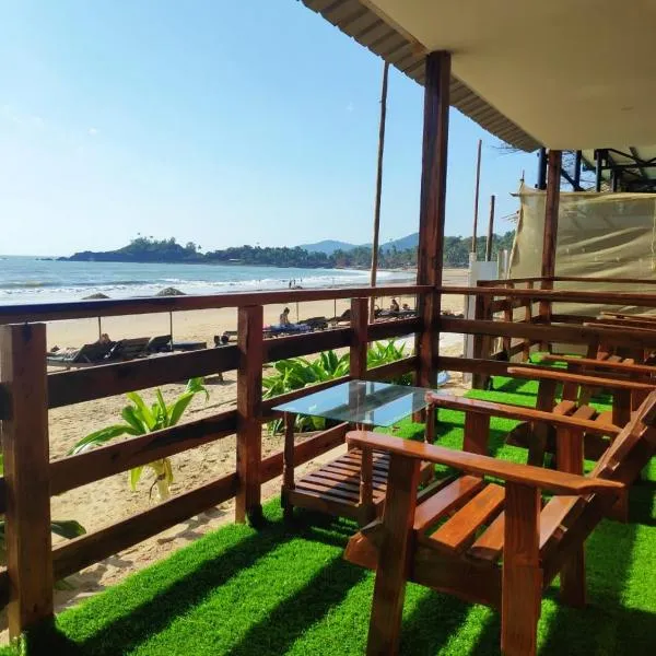 Sea Front Beach Huts, hotel in Patnem