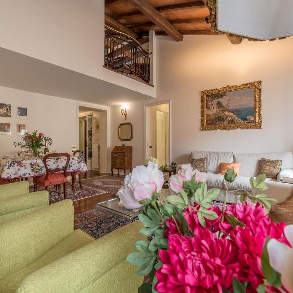 Quiet and classic on two floors, by Trevi Fountain - FromHometoRome