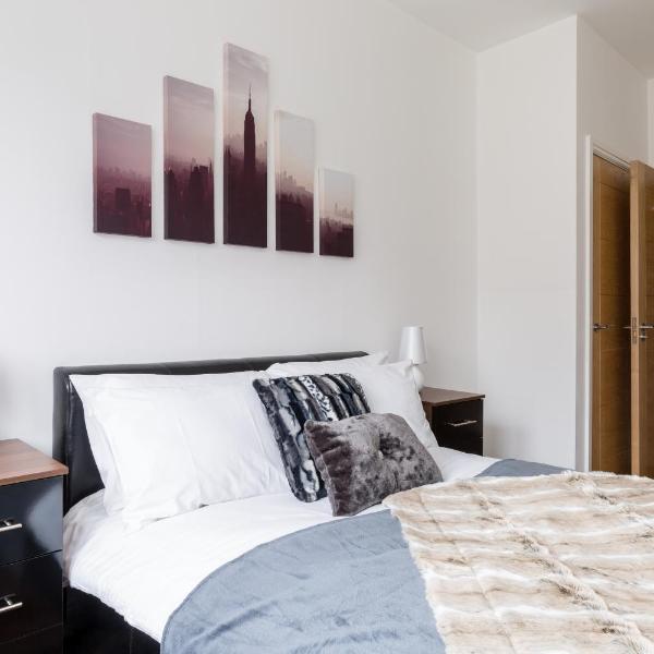 Zen Modern 2 Bedroom Apartment close to city centre ideal for a group of 4-6