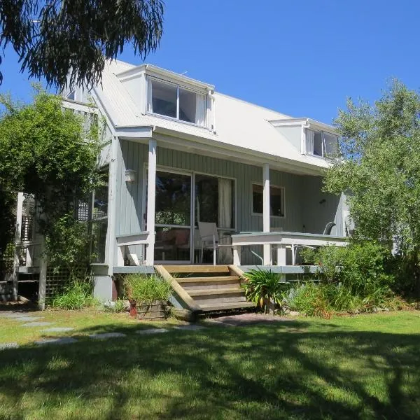 Beside the lagoon - Waikanae Beach, hotel di Waikanae