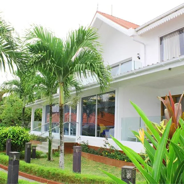 Le Relax Hotel and Restaurant, hotel in Anse Royale