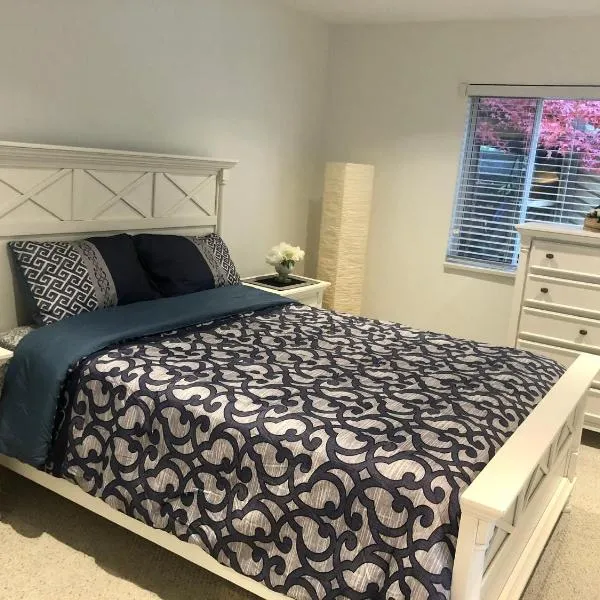 Beautiful Two Bedroom Suite, מלון בנורת' ונקובר