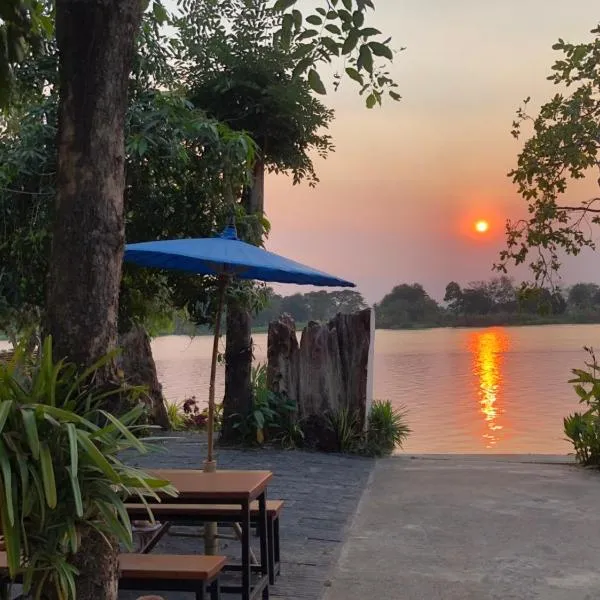 Ruen Thai Ban Rim Nam, hotel in Kamphaeng Phet