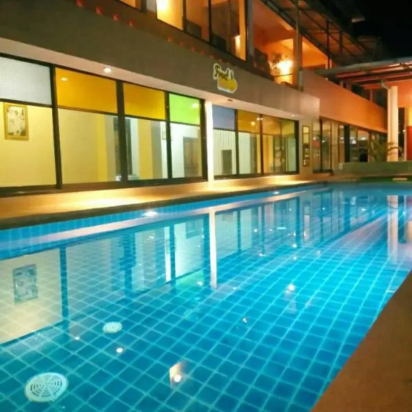 โรงแรมฟร้อนบีช frontbeach, hotel in Ban Pak Nam Pran