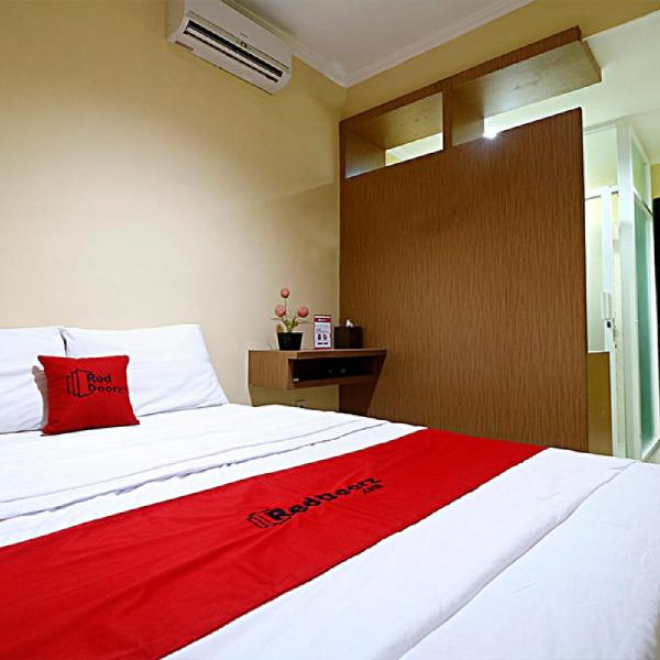 RedDoorz near ITC Cempaka Mas