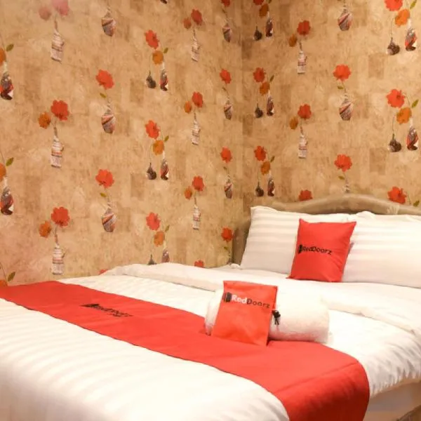RedDoorz near Pelabuhan Tanjung Perak 2 Surabaya, hotel in Surabaya