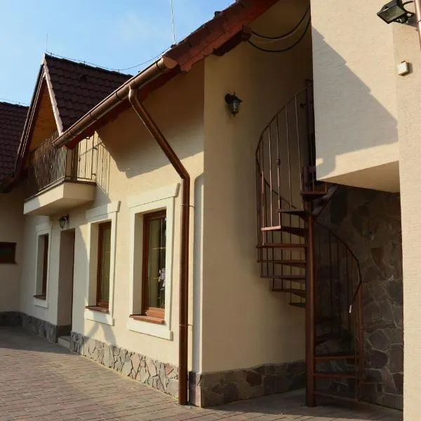 Penzión Skalná ruža - Kövirózsa panzió, hôtel à Gemerská Horka